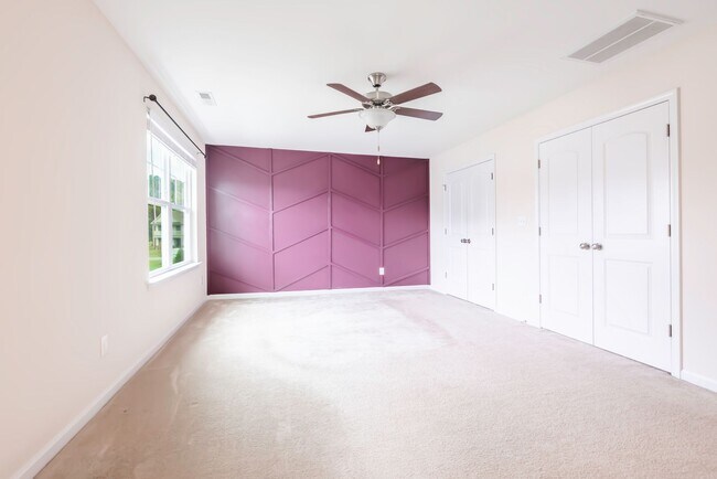 Building Photo - Beautiful 3 bed, 2.5 bath with garage and ...