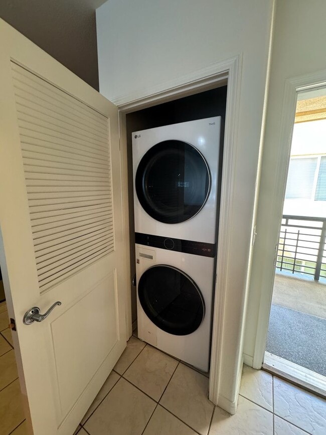 Building Photo - Amazing Downtown Unit Available For Rent!!!