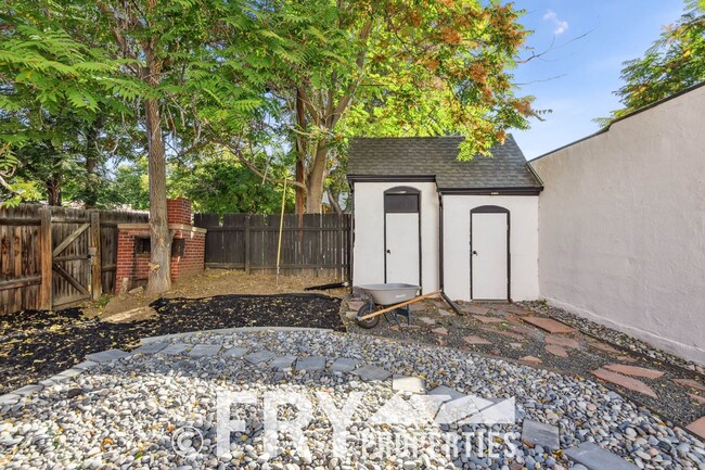 Building Photo - Stunning Victorian Home Near City Park