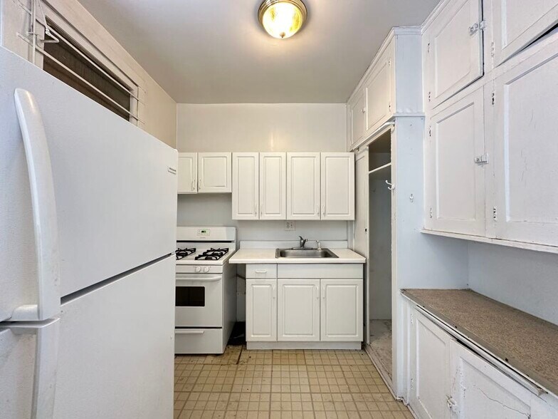 Building Photo - 4402 N Winchester Ave