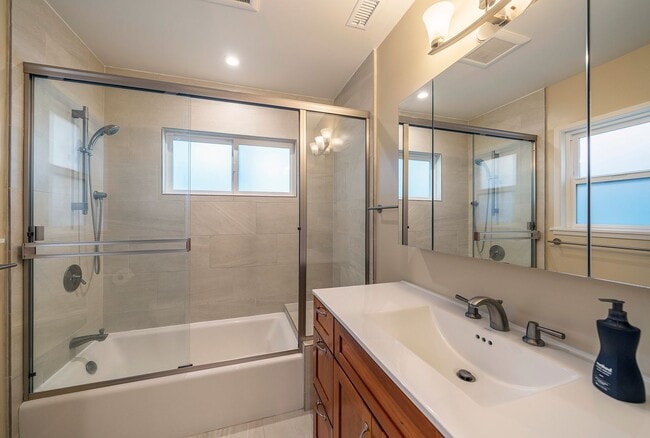 Building Photo - Charming Redondo Beach Home Rental!