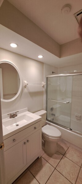 Second bathroom - 10011 Maddox Ln