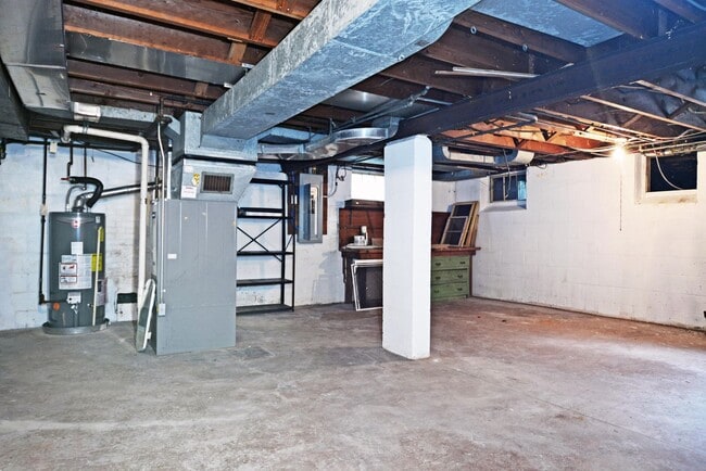 Building Photo - Beautiful 3-Bedroom 1.5-Bathroom Available...