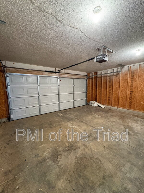 Building Photo - 152 Drewsbury Dr