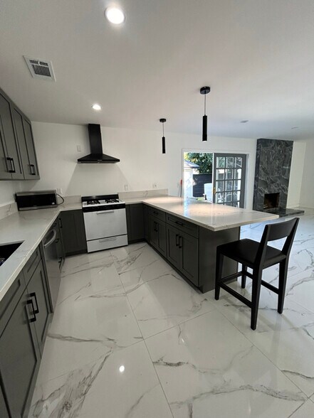 Building Photo - 11314 Hayvenhurst Ave