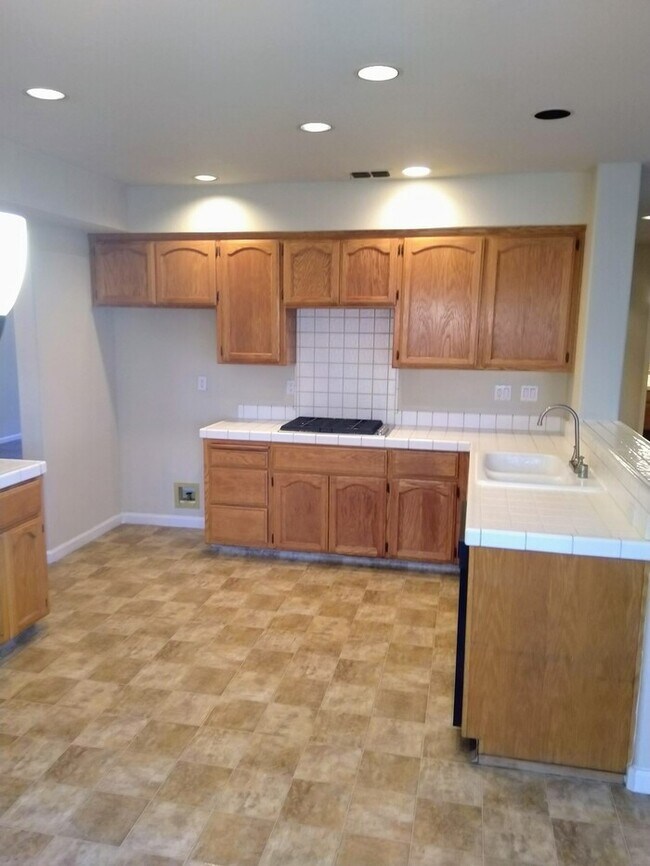Building Photo - 6220 Cameo Dr
