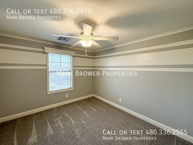 Building Photo - 1042 W Oleander Ave