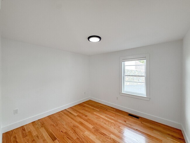 Building Photo - 232 Lynnfield St