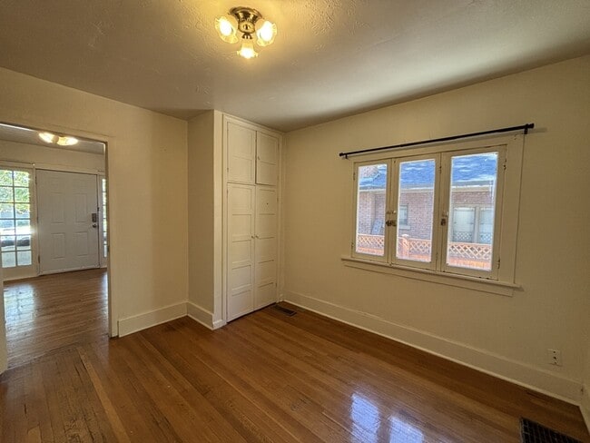 Building Photo - 921 Princeton Ave S