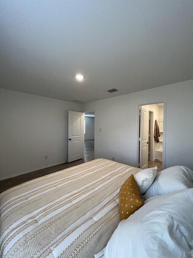 Building Photo - 8523 Grosbeak Cv