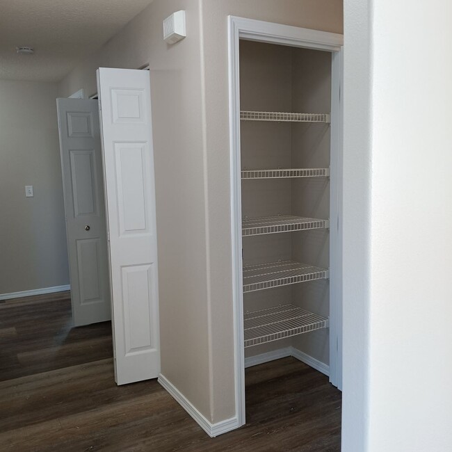 Building Photo - Relax and Enjoy Your Next Home in Monouth!