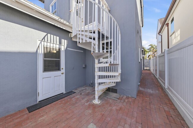 Building Photo - Furnished Balboa Peninsula Point Cottage Home | Available November 1st – April 30th