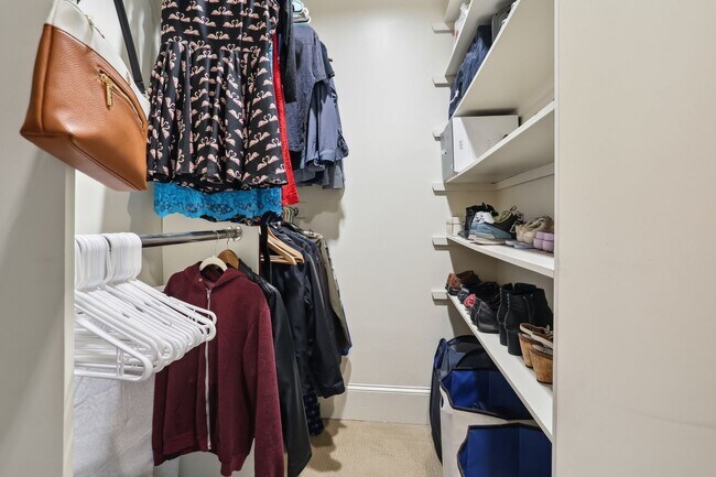 Building Photo - Fabulous Single Fam Uptown Home 3BD/2BA with great yard.