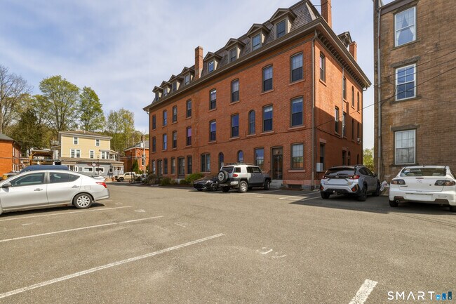 Building Photo - 130 Main St