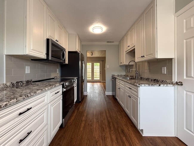 Building Photo - Double En-Suite Townhome