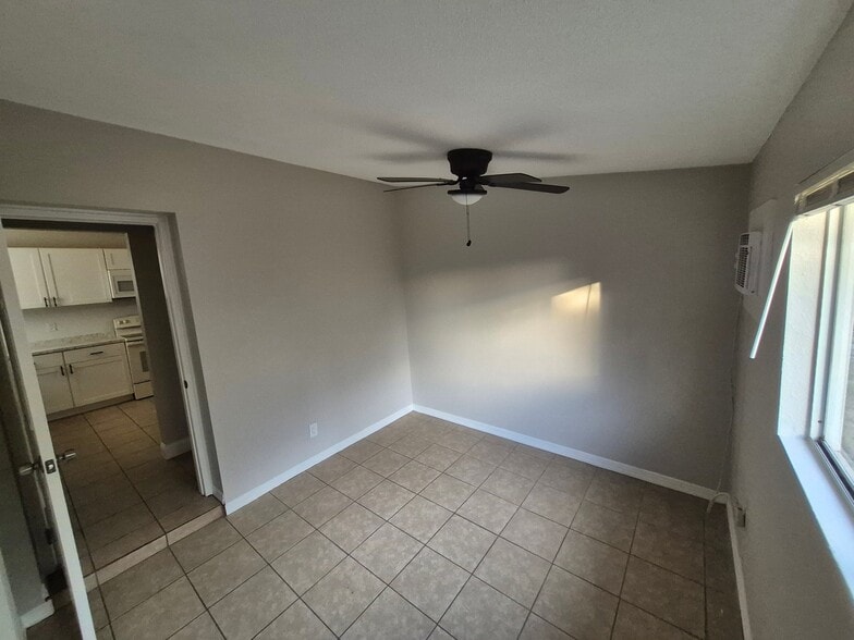 Building Photo - 7071 Holiday Dr
