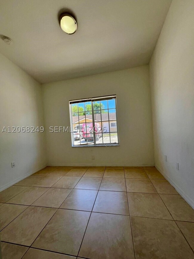 Building Photo - 3824 SW 48th Ave