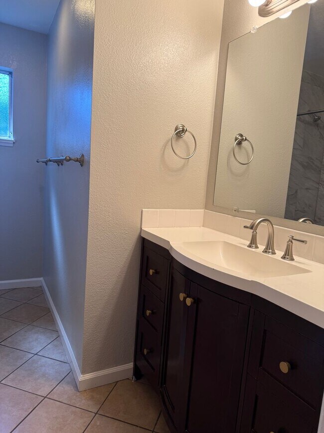 Building Photo - Spacious Waverly Park Home