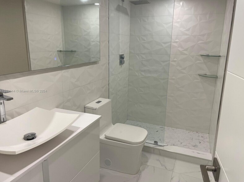Building Photo - 5151 Collins Ave