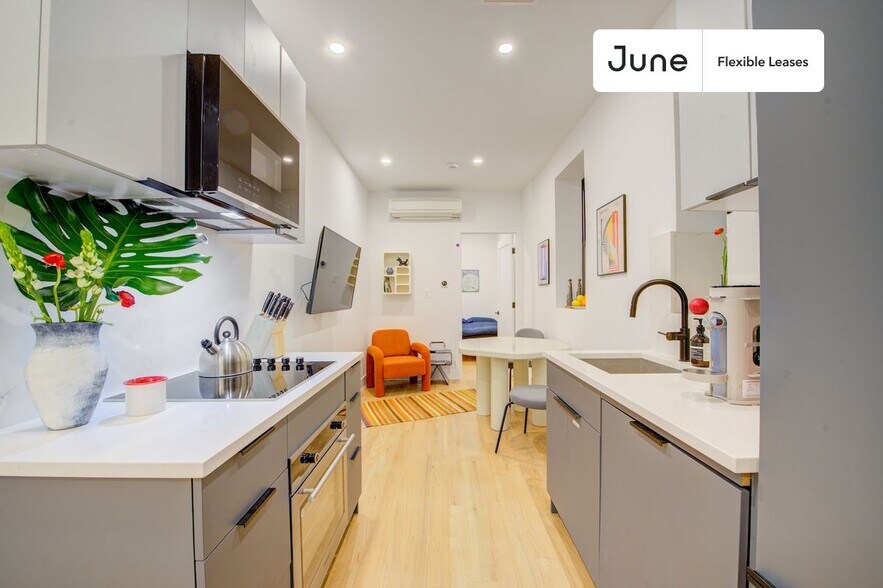 Building Photo - Functional ROOM at The Central Park Manhattan House