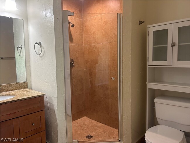 Building Photo - 706 111th Ave N