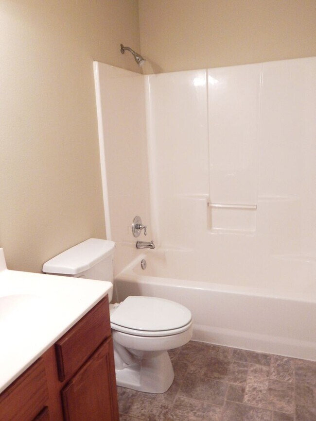 Building Photo - South Tyler - Handsome 3 Bedroom, 2 Bath H...