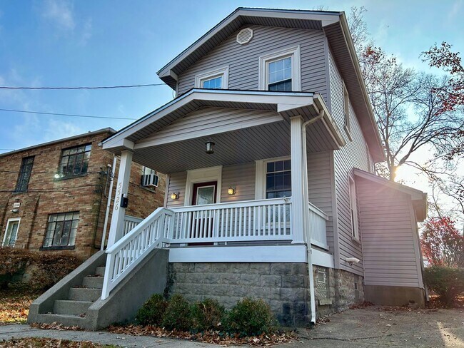 Building Photo - PLEASANT RIDGE - Huge Meticulous 2 bed 2 story home.  Fenced yard.