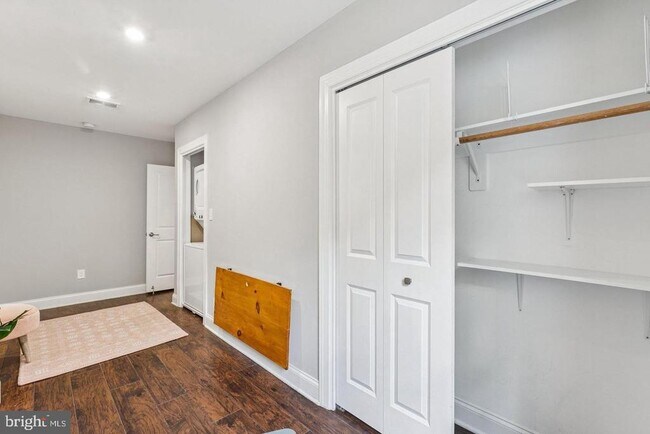 Building Photo - 718 Jackson St NE