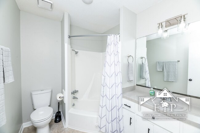 Building Photo - Charming and Spacious Home