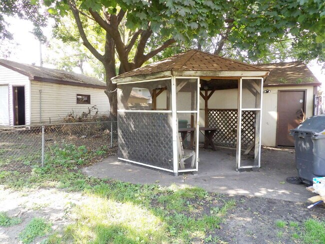 Building Photo - 3 Bedrooms | 2 Bathrooms Near UofM