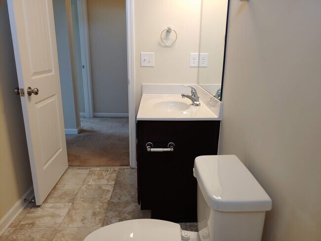 Building Photo - Three bed, 2.5 bath town house located in ...