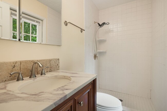 Building Photo - 3-Bedroom Home in North AVL with Studio an...