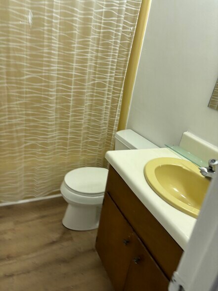 Upstairs bathroom - 2806 Newton Ct