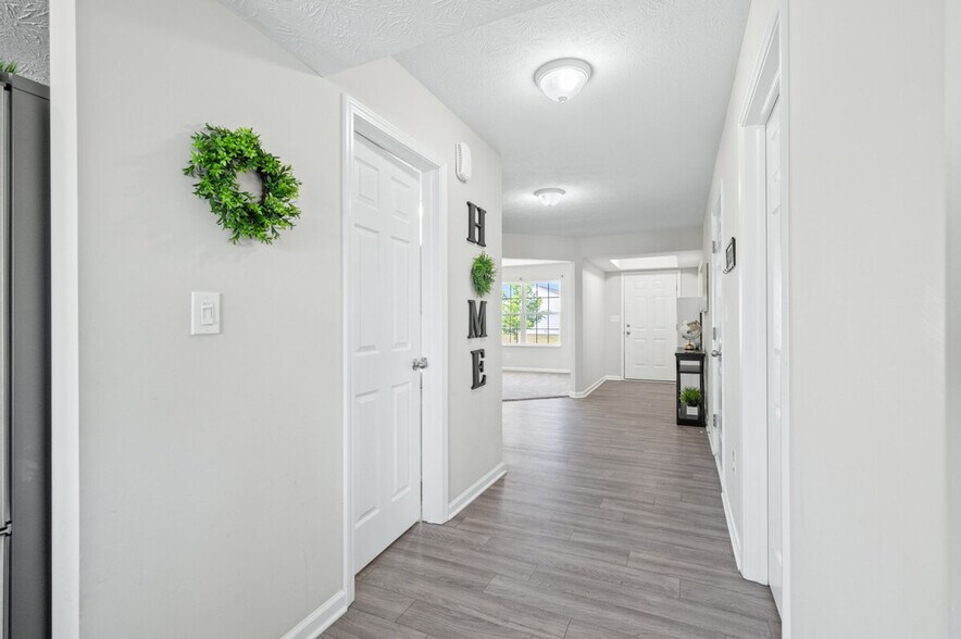 Building Photo - 4007 Woodview Dr