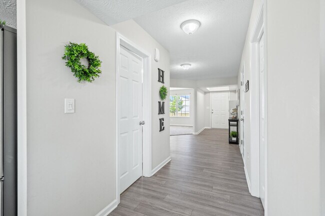 Building Photo - 4007 Woodview Dr