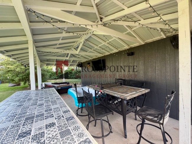 Building Photo - Recently remodeled South Tyler Home with Mother in Law Suite