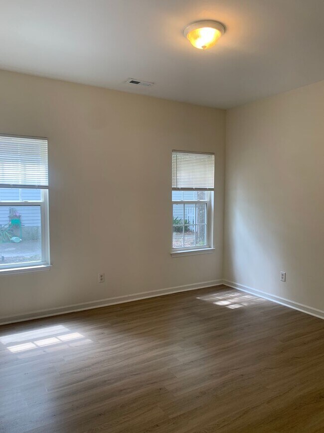 Building Photo - $500 OFF 1ST MONTHS RENT! 3 Bedroom 2 Bath House Available now on Charter Drive