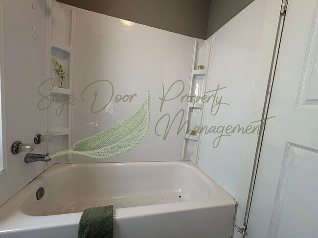 Building Photo - ORIGINAL HARDWOOD FLOORS! 1/2 MONTH OF FRE...