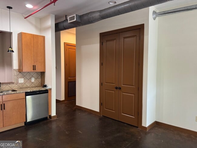 Building Photo - 250 Martha Dr