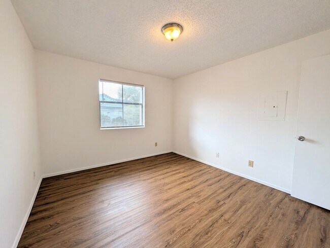 Building Photo - Bright & Well-Located 1BR/1BA Condo – Kendall Area