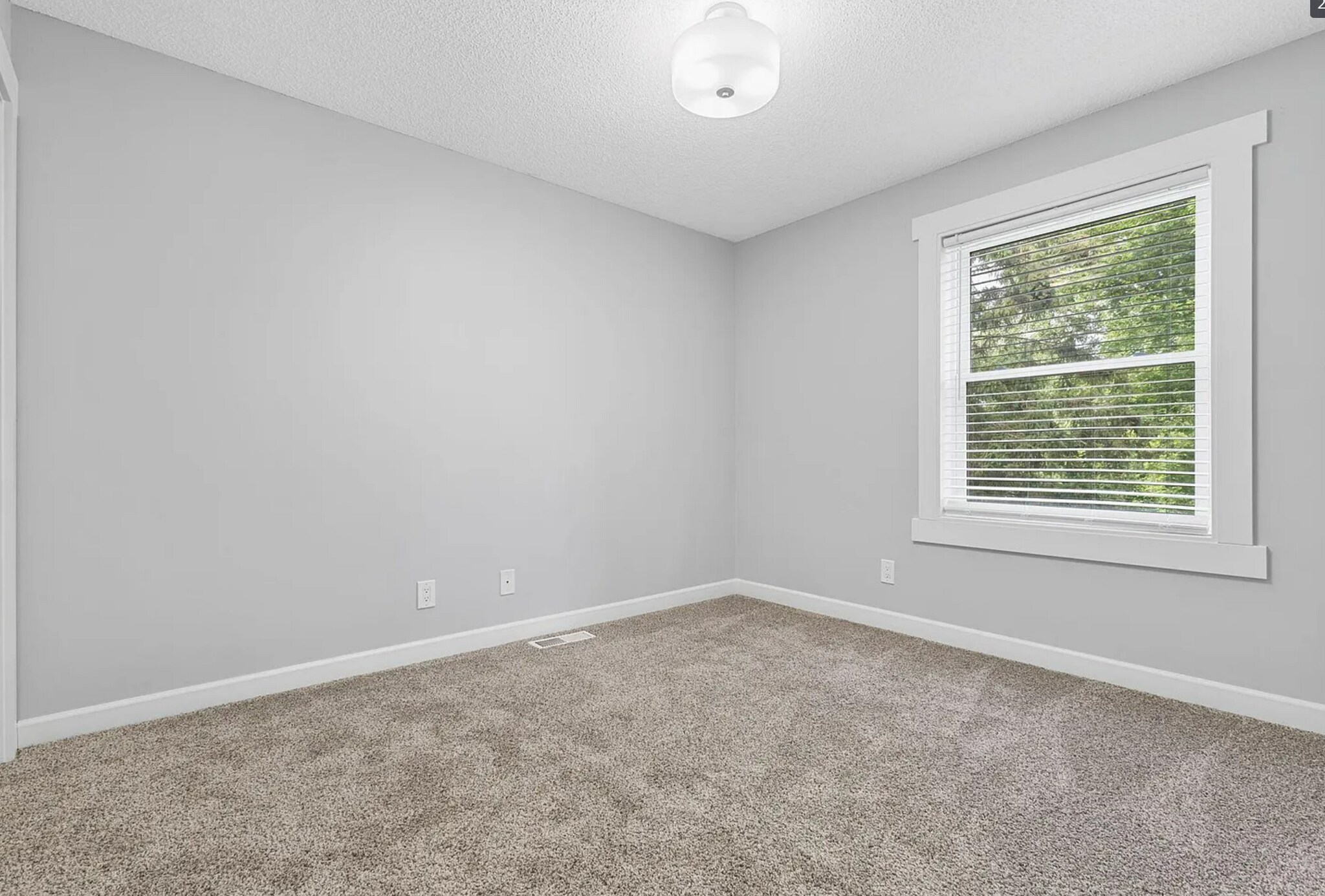 Building Photo - 1900 Vernon Dr S