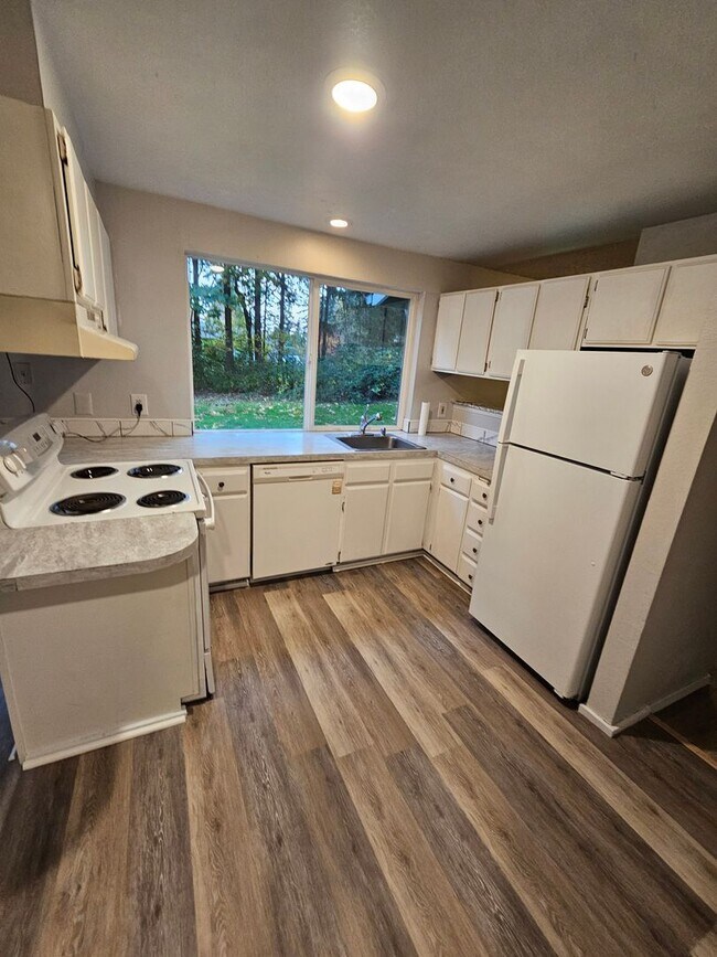 Building Photo - Port Orchard townhouse close to everything
