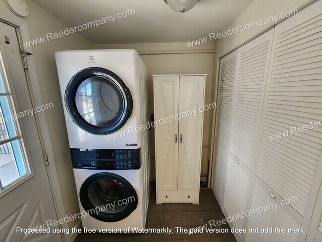 Building Photo - 3 bedroom 1 bathroom house in Munster with 2.5 car garage!