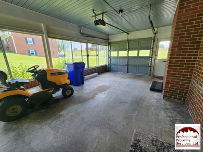 Building Photo - Charming Single-Family Home in a Prime Loc...