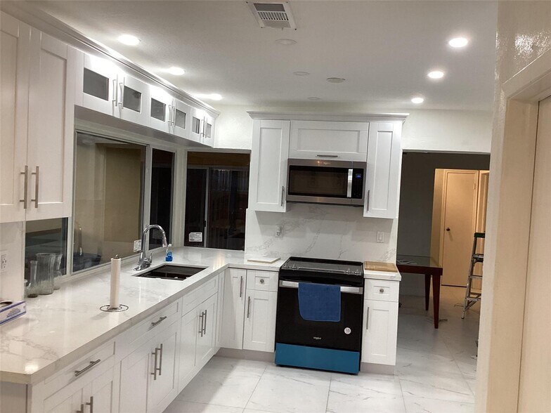 Building Photo - 8571 NW 26th St