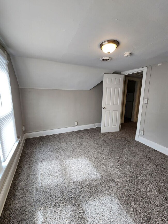 Building Photo - SUPER CLEAN 1 Bedroom Apt For Rent