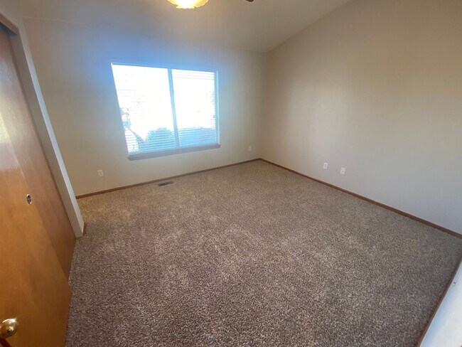 Building Photo - Lovely Cottonwood Home!