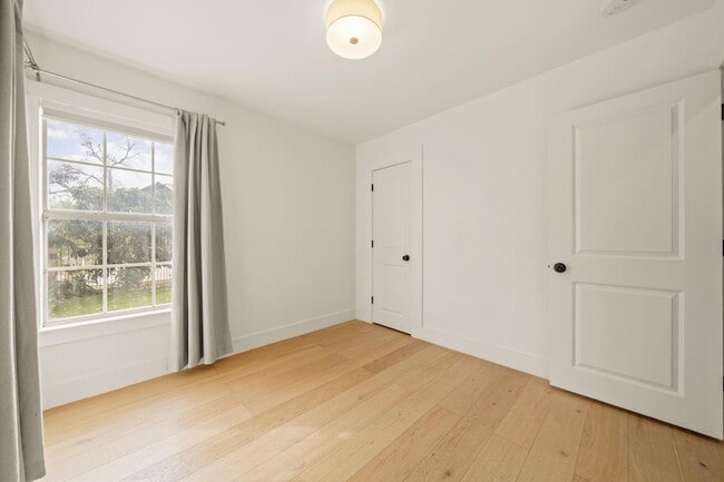 Building Photo - 912 Mansell Ave