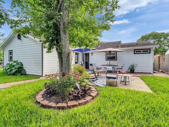 Building Photo - 10309 Chesterfield Dr