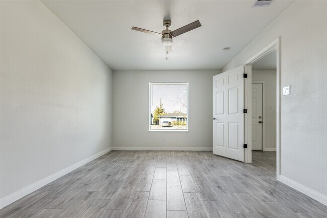 Building Photo - 5874 Belcrest St